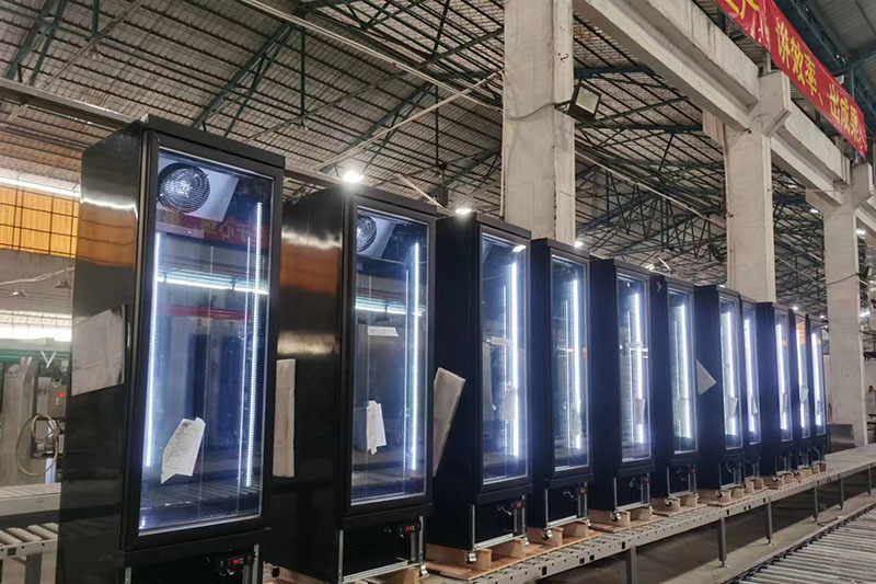 Muxue Commercial Refrigeration Equipment Brand Story: Preserving Freshness, Pursuing Excellence 2 Technicians conducting hermeticity testing and energy efficiency validation on commercial refrigeration equipment in MXFridge quality control workshop