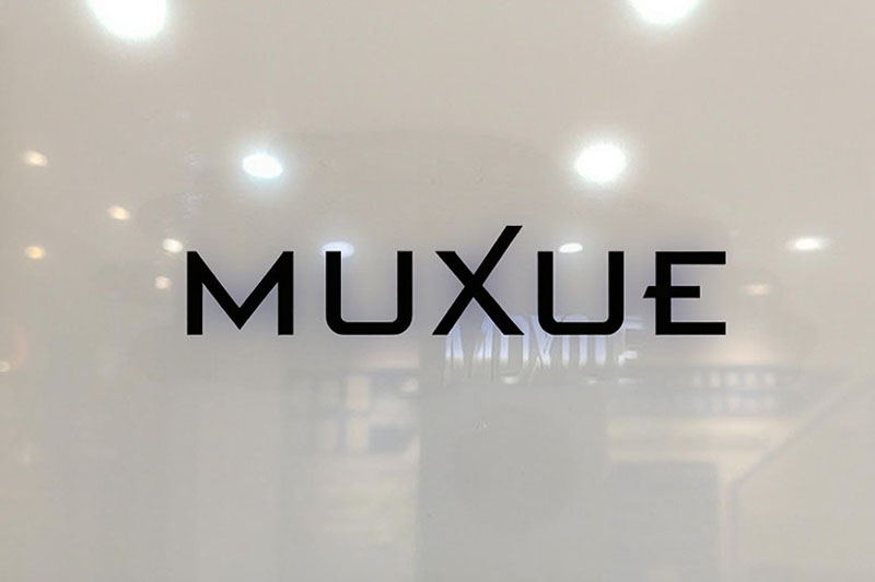 Precision silkscreen printing process for OEM/ODM metal/plastic components, showcasing Pantone color matching and ISO-certified quality control