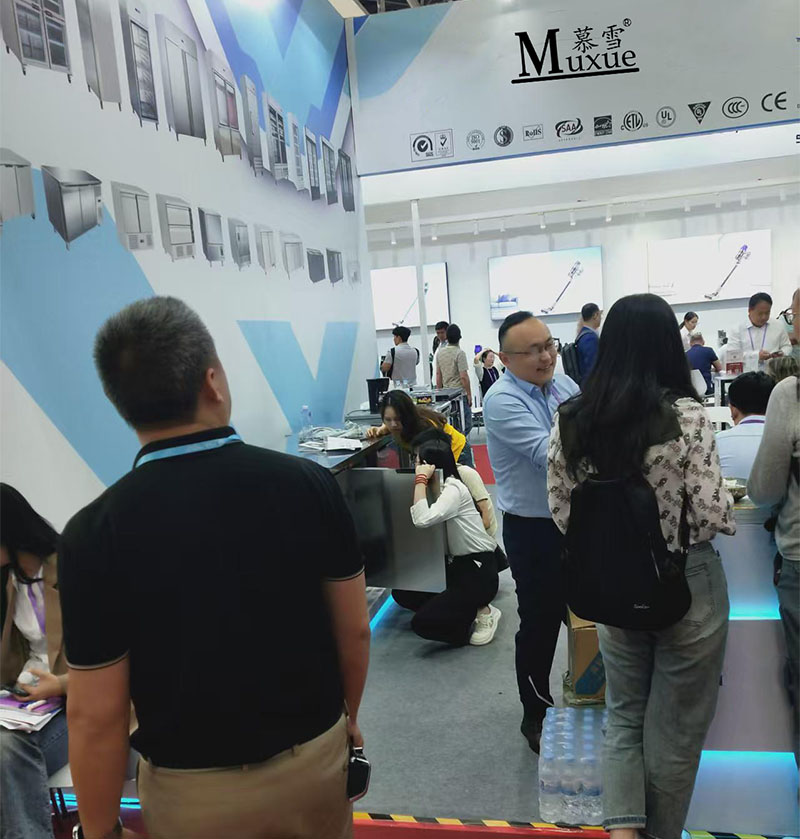 Muxue Commercial Refrigeration Equipment Brand Story: Preserving Freshness, Pursuing Excellence 5 Mr Wang, Founder of Muxue (Black clothes on the left)
